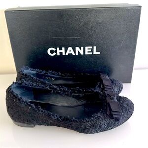 Blk tweed Chanel flats with grosgrain bow. Sz 36